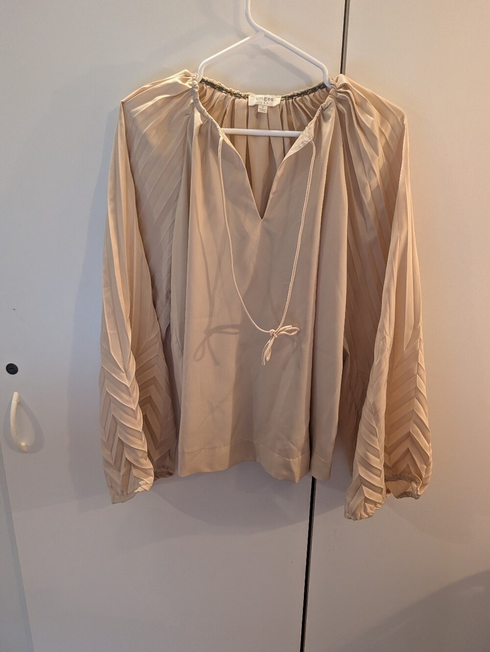Umgee Woman's Small Pleated Long-Sleeve V-Neck Blouse - Cream
